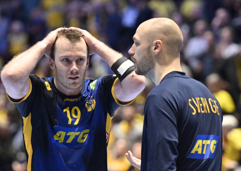 Švedska zvijezda divljala i razbijala na klupi, suigrači ga zbunjeno gledali