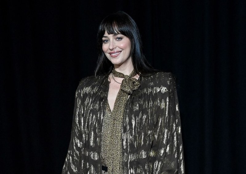 Izašla je van u gaćicama i najlonkama: Svi su gledali u nju, a njezin drzak komentar sve je 'poklopio'