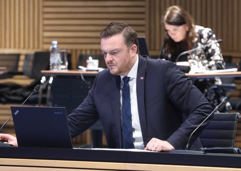 Primorac odrađuje svoju posljednju sjednicu Vlade, za nekoliko sati prestaje biti ministar