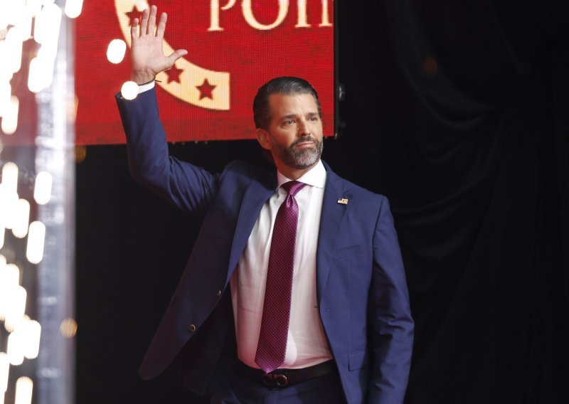 Dok Melania ima glamuroznu premijeru, Trumpov sin odvlači goste u svoj podrumski klub