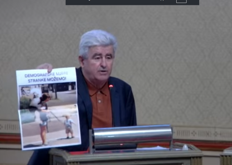Jelić pokazao fotografiju i poručio: 'Ovo su vaše demografske mjere u Zagrebu'