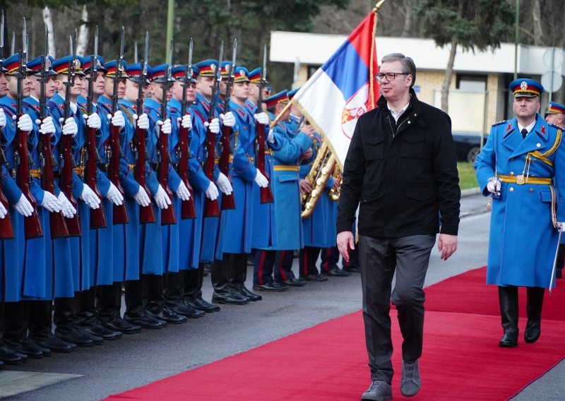 Vučić najavio: Srbija uvodi obvezni vojni rok