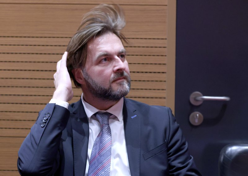 Ćorić sarkastično odgovorio oporbi: 'Sad sam u fazi deuhljebljivanja'