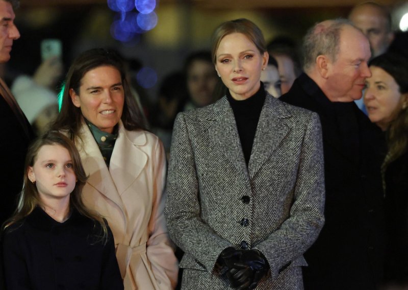 Princeza Charlene zablistala u čizmama do koljena i Pradinoj torbi od 2700 eura