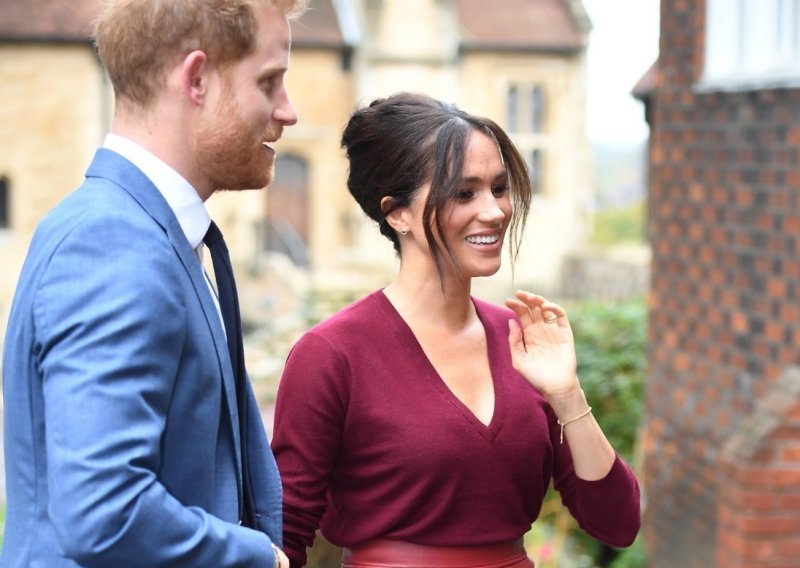 Zara vraća bordo suknju od 'zabranjenog' materijala koju se Meghan Markle usudila nositi 2019.
