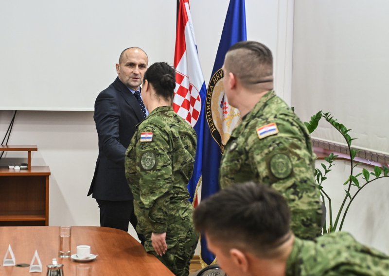 Anušić dodijelio pohvale vojnicima: 'Vi ste najbolje ogledalo Hrvatske vojske'