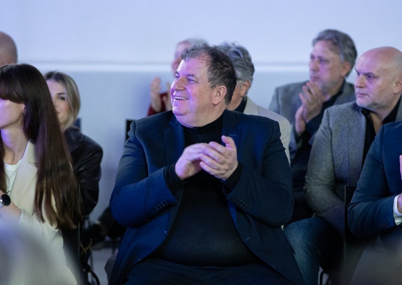 Dok Kolinda putuje: Jakov Kitarović ukrao show na modnoj reviji, njegov izraz lica govori sve