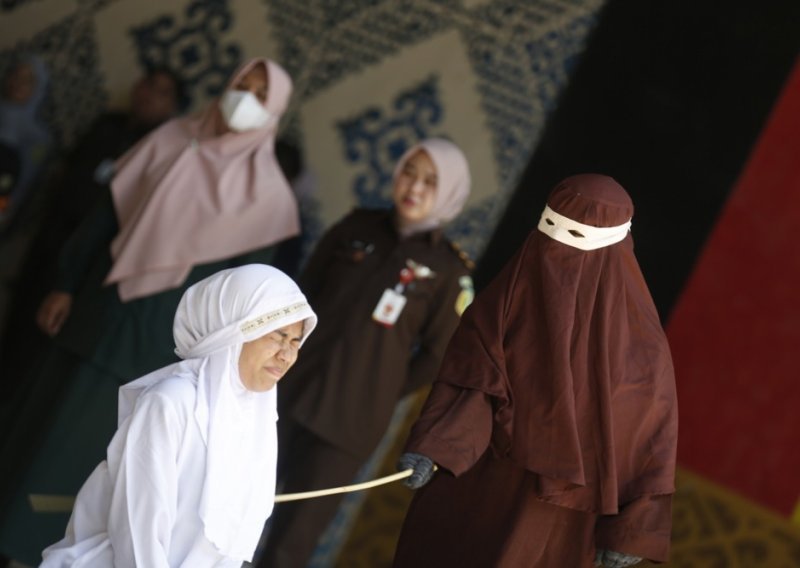 Par u Indoneziji kažnjen sa 140 udaraca zbog seksa i alkohola: Djevojka se onesvijestila