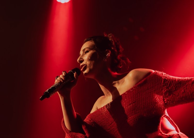 Nela na emotivnom koncertu u punom Petom kupeu predstavila novi album ‘Arhivirano'