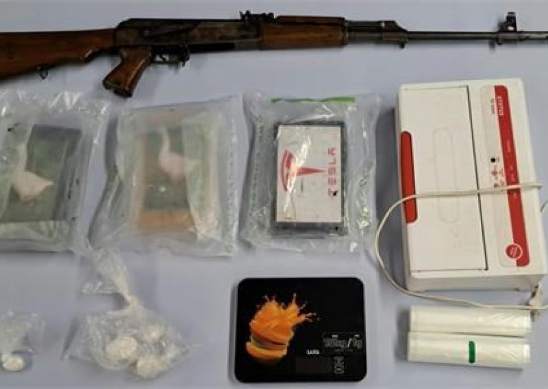 VIDEO Policija mu u kući pronašla više kilograma kokaina i snajper