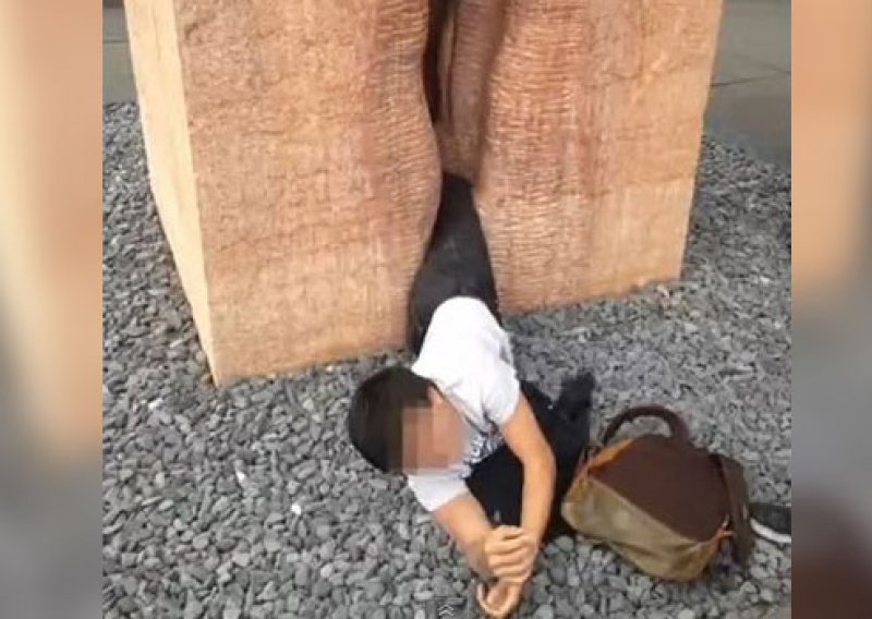 Student zaglavio u kipu vagine