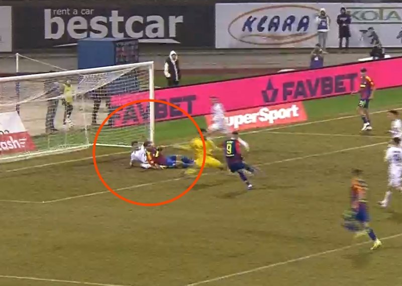 Pogledajte kako je Livaja spriječio gol Hajduka: Svi su vidjeli loptu u golu