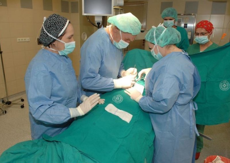 Čistačica u bjelovarskoj bolnici asistirala na operaciji!