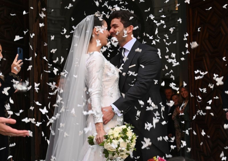 Jednostavna vjenčanica, ali kakav detalj na glavi: Ovako izgleda mladenka koja točno zna što radi