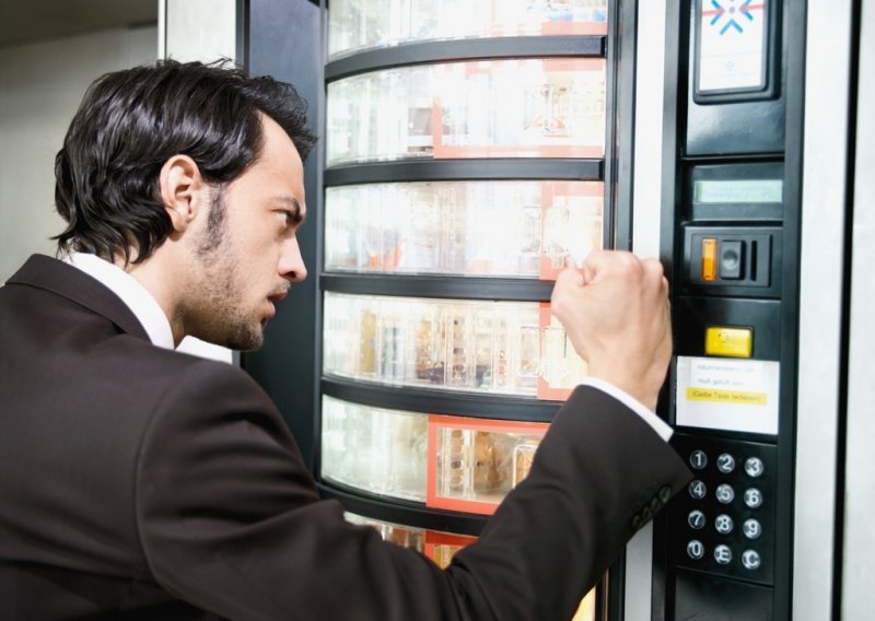Automat za prodaju pića koji preporučuje što da popijete