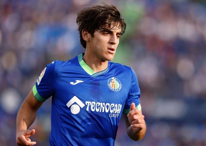 Pogledajte kako je Elche na poluvremenu utakmice s Barcelonom predstavio Villara