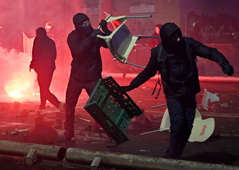 FOTO/VIDEO Kaos u Torinu: U golemim neredima ranjeno više od 100 policajaca