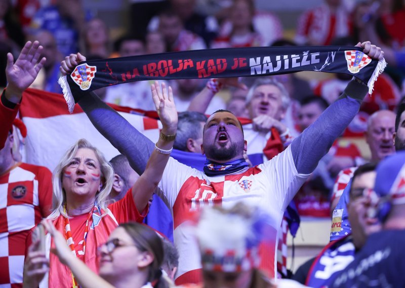 Hrvatski navijači u elementu: Ovako se bodre naši rukometaši u borbi za broncu