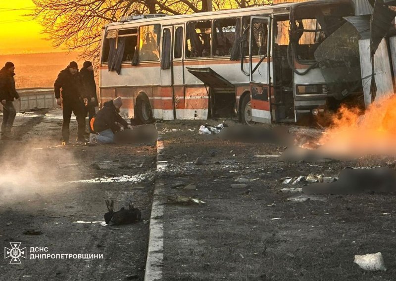 Ruski dron pogodio autobus u Ukrajini, poginulo najmanje 12 ljudi