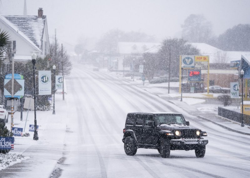SAD pogodila 'ciklonska bomba': Ogromne količine snijega i orkanski vjetar izazvali kaos