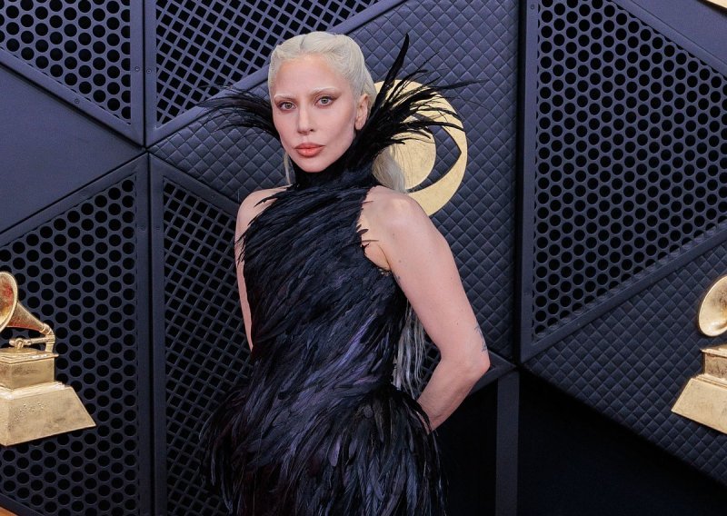 Lady Gaga kao crni labud: Pogledajte dramatičnu haljinu o kojoj svi pričaju