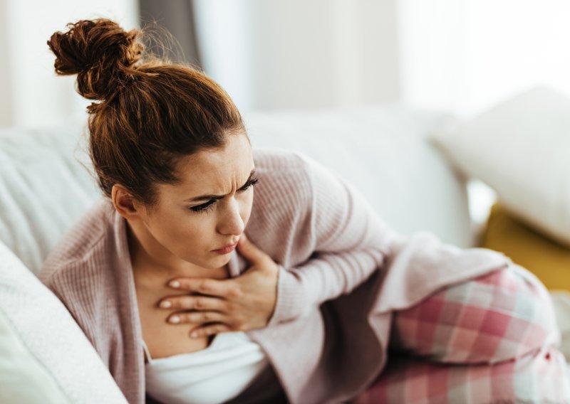 Ako vas muči uporan kašalj koji nikako ne prolazi, ovo je znak da je vrijeme za posjet liječniku