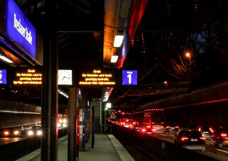 Kaos u Njemačkoj: Stali svi autobusi i tramvaji, putnici na minusima traže rješenja