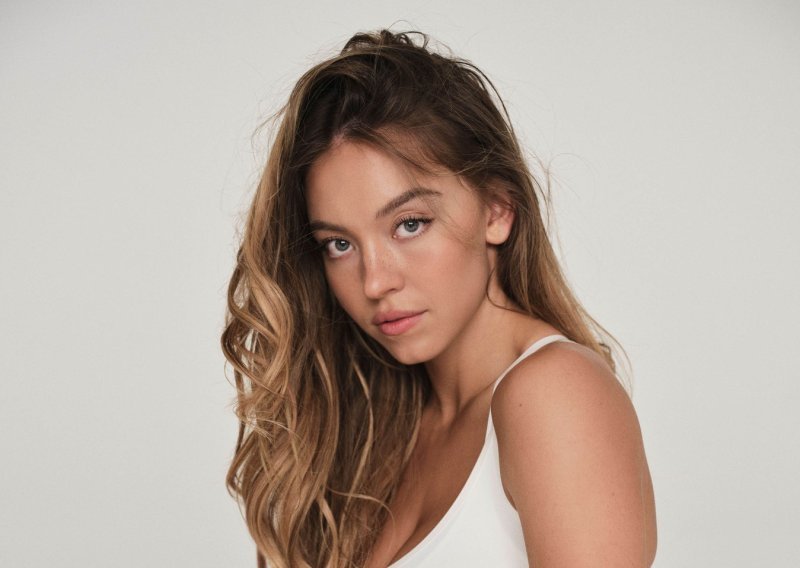 Jeff Bezos financira seksi donje rublje Sydney Sweeney, a internet gori