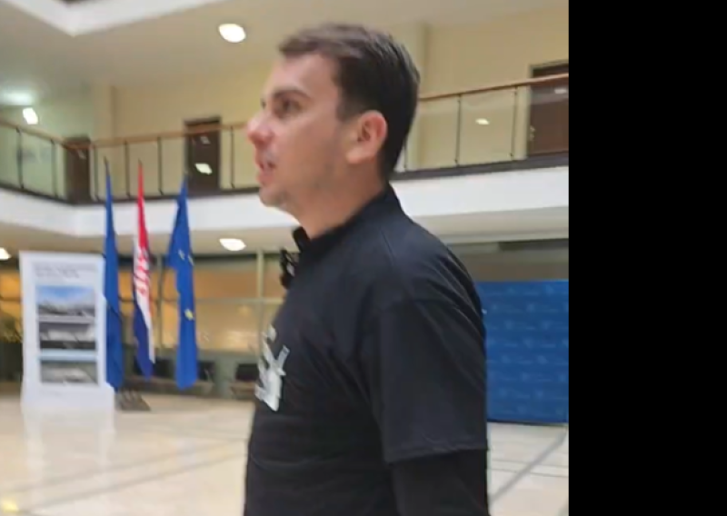 VIDEO Upao u Gradsko poglavarstvo i pustio na zvučnik pjesmu 'Čavoglave': Tomaševiću, ovo nećeš zabraniti!