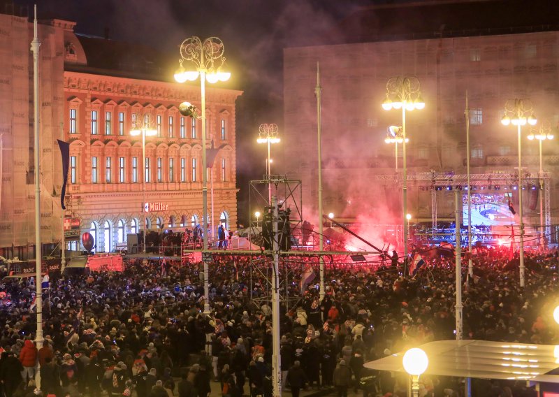 Brončani rukometaši stigli na krcat Trg, jedan po jedan penju se na pozornicu