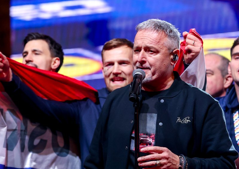 Svi žele ono što je Thompson nosio na Trgu: Brend je pod opsadom