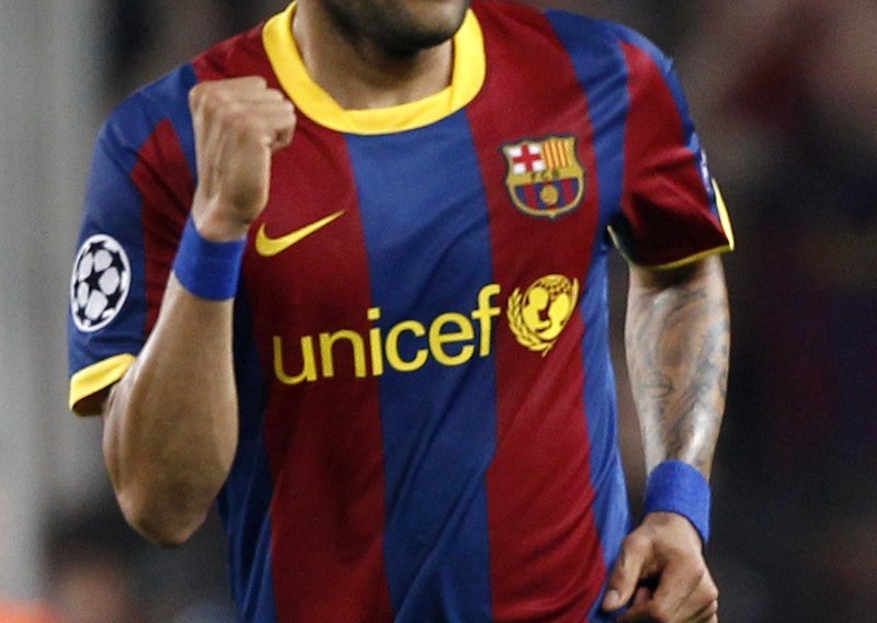 Alves: Želim se umiroviti u Barcinom dresu