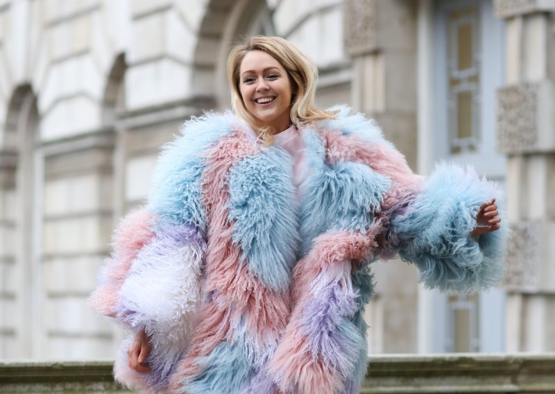 Sambe i balerinke odlaze u zaborav: Svi će nositi ove 'ružne tenisice', čak i uz haljine