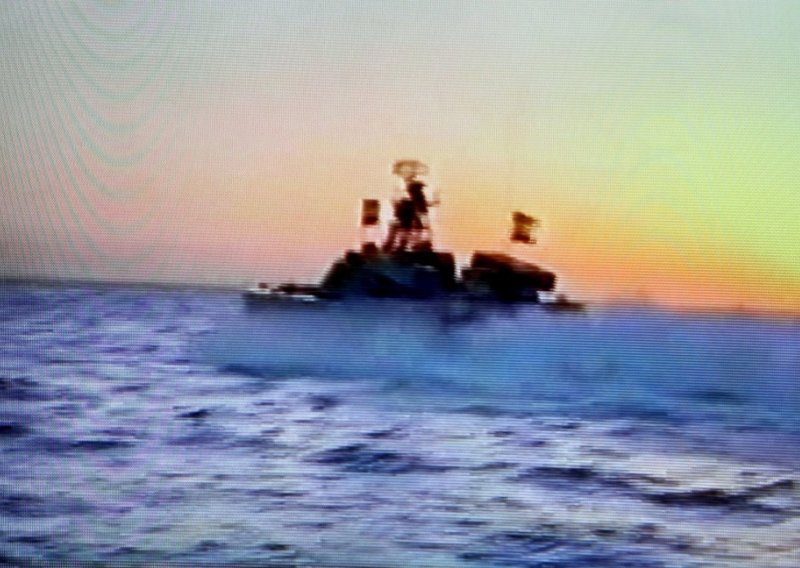 Opasne minute u Hormuškom tjesnacu: Naoružani čamci pokušali presresti trgovački brod