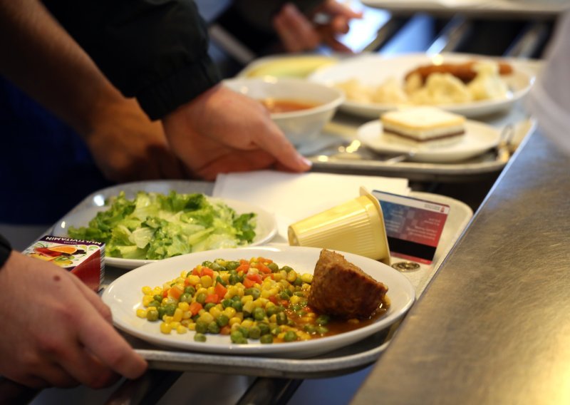 Studenti ostali bez novca koji su uplaćivali na aplikaciju, od direktora i dalje ni glasa