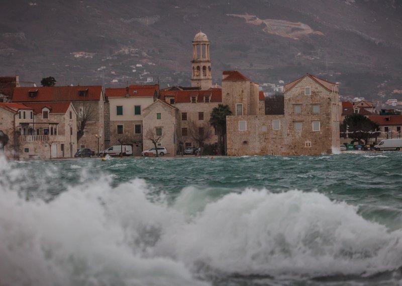 Plima u Dalmaciji sinoć dosegla skoro 100 centimetara, najkritičnije u Kaštelima