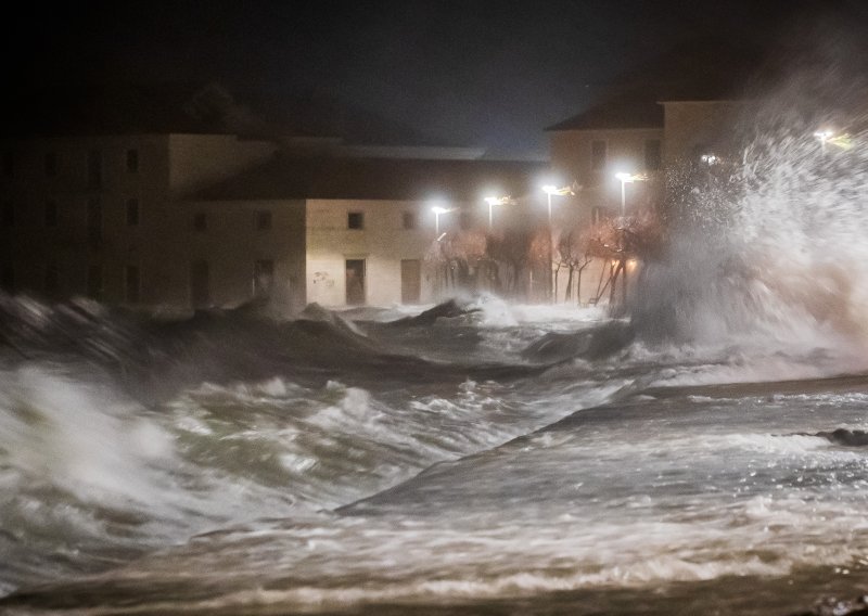 FOTO, VIDEO Dalmaciju pogodila ciklona kakvu ne pamte desetljećima, pogledajte prizore