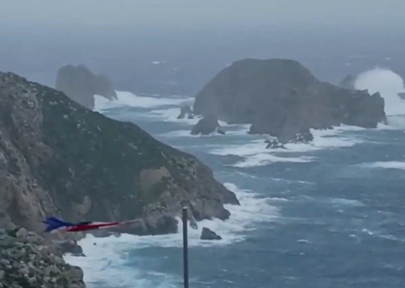 Nevjerojatna snimka: Kod Palagruže valovi do osam metara, svjetioničar je sve snimio