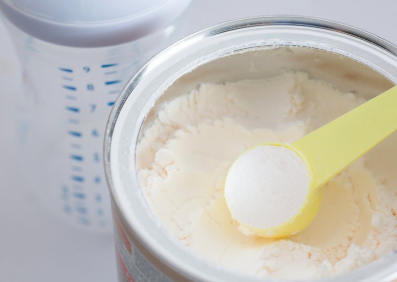 Nestlé i Danone povukli mlijeko za bebe zbog toksina koji izazivaju mučninu i povraćanje