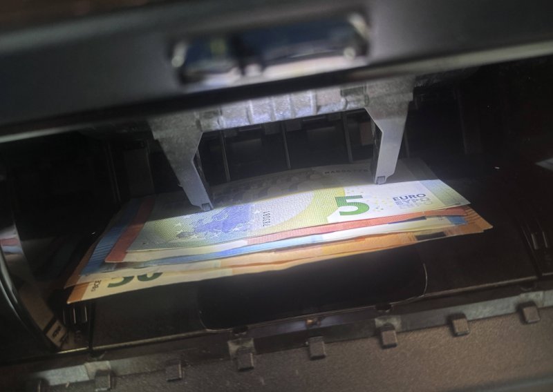 Policija traga za provalnikom koji je provalio u dva bankomata