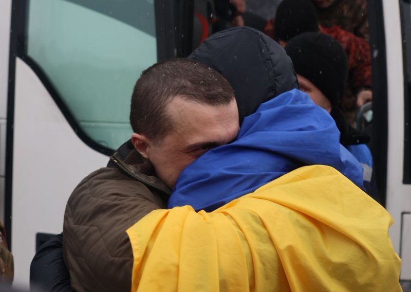 FOTO Velika razmjena nakon zastoja: Oslobođeni ukrajinski zarobljenici vraćaju se kući