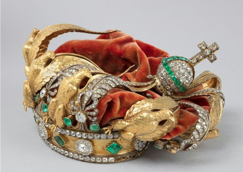 Louvre objavio prve fotografije krune koja je ukradena u spektakularnoj pljački