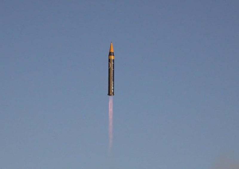 Iran rasporedio novi balistički projektil srednjeg dometa