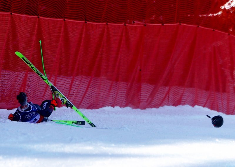 Pogledajte strašan pad u Bormiju. Skijaš pri 120 km/h ostao bez kacige i završio krvavog lica