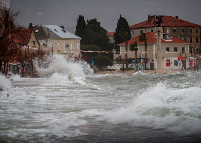 Nema predaha: U Dalmaciji oglašen alarm zbog olujnog juga, nastavlja se oblačno i kišno vrijeme