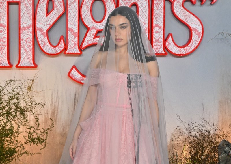 Na premijeru stigla u raskošnoj vjenčanici i s velom do poda