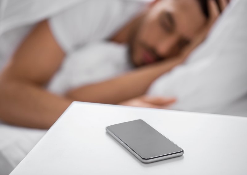 Mobitel vam je cijelu noć kraj kreveta: Stručnjaci objašnjavaju zašto to ozbiljno šteti snu