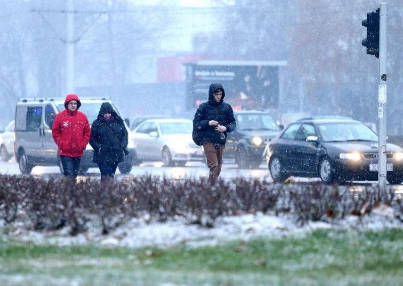 Snijeg zabijelio Hrvatsku, u Zagrebu problemi s prometom