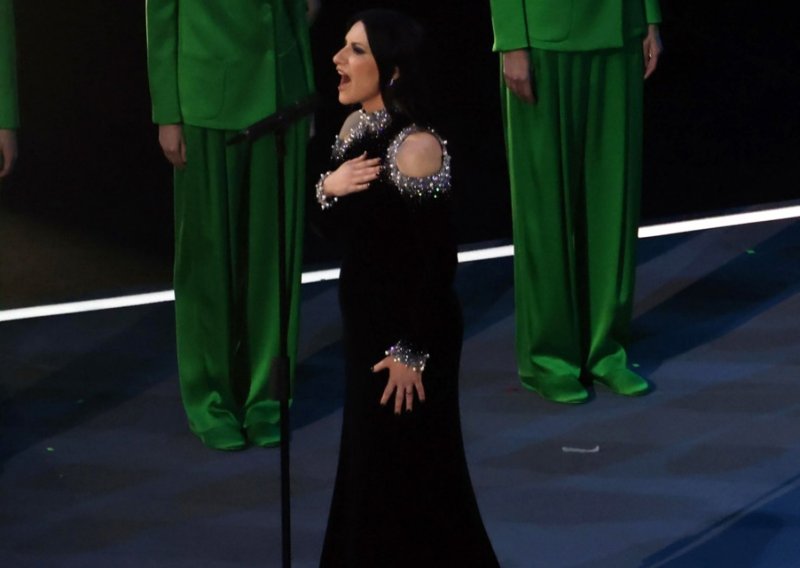 Nešto posebno! Zanosna Talijanka glamuroznom kreacijom odala počast preminulom dizajneru