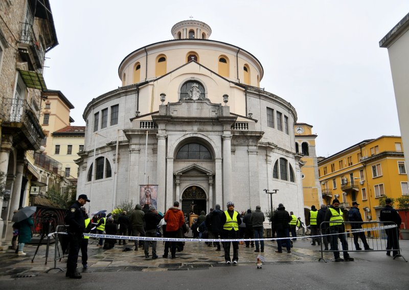 Uzinić okupio molitelje i kontraprosvjednike: 'Među nama ne bi trebali stajati kordoni policije'